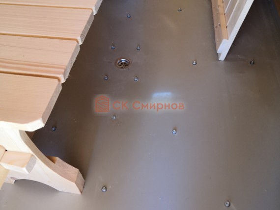 Пластиковый поддон в помывочной