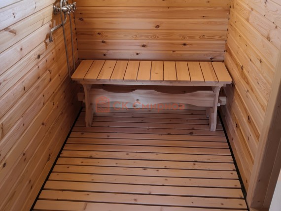 Пластиковый поддон в помывочной